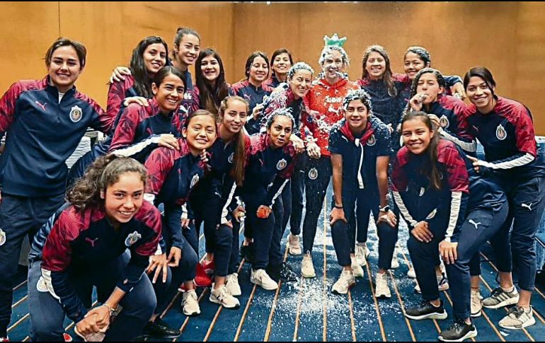 Nelly Simón ha estado codo a codo con el plantel de Chivas femenil desde hace un año. INSTAGRAM/@nellysimonfdz