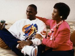 Deloris Jordan junto a su hijo Michael, una leyenda del basquetbpol mundial. ESPECIAL