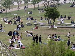 Habitantes de Seúl acuden al parque Yeouido Hangang este domingo, el primero desde que el gobierno relajó las medidas de distanciamiento social. EFE/Yonhap