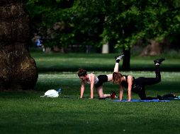 Personas hacen hoy ejercico en el parque St James de Londres. Los ingleses podrán hacer salidas 