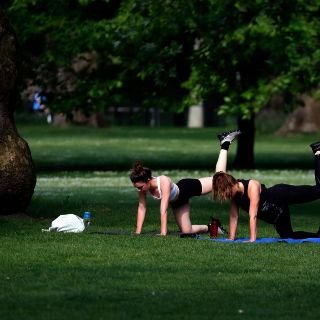 Inglaterra autoriza retorno al trabajo y salidas con distanciamiento