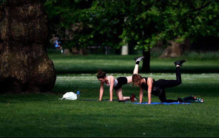 Personas hacen hoy ejercico en el parque St James de Londres. Los ingleses podrán hacer salidas 