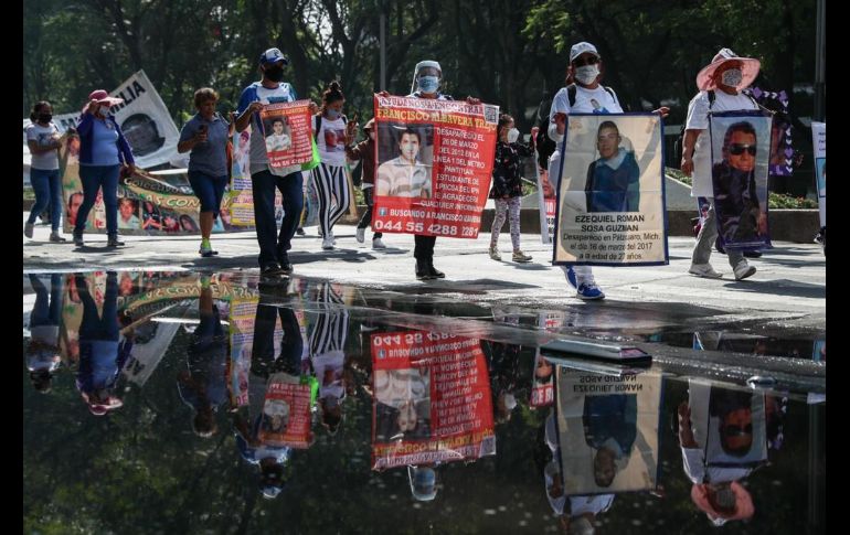 En Ciudad de México, madres marcharon del Monumento a la Madre al Ángel de la Independencia.  SUN/D. Simón Sánchez