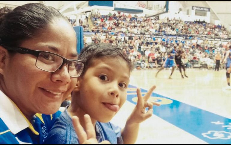 MADRE Y EJECUTIVA. Gloria y su hijo, en el Code. ESPECIAL