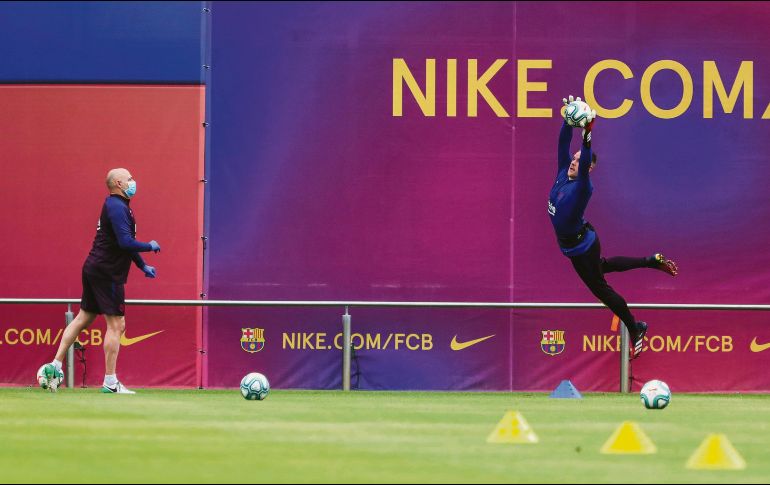 VUELA. El arquero alemán del Barcelona, Marc-André ter Stegen, tuvo el sábado su primer entrenamiento tras el parón. TWITTER/@fcbarcelona