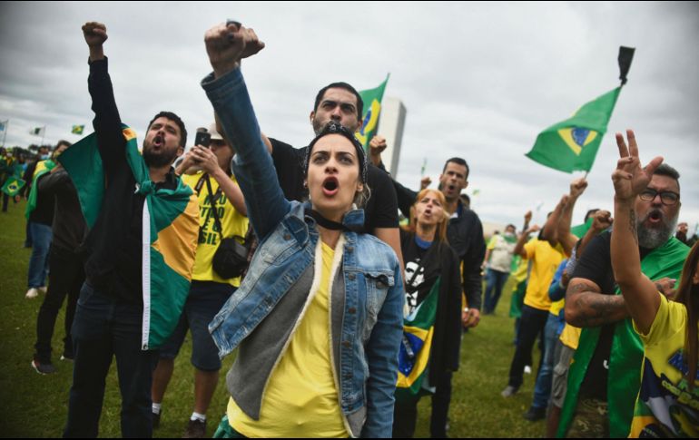 APOYO. Seguidores del presidente Jair Bolsonaro continúan las manifestaciones en contra de la cuarentena. EFE