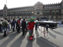 Con un ataúd y una botarga que representa al COVID-19, los manifestantes exigieron justicia. EFE/J. Méndez