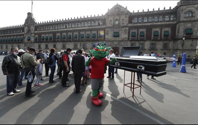 Con un ataúd y una botarga que representa al COVID-19, los manifestantes exigieron justicia. EFE/J. Méndez