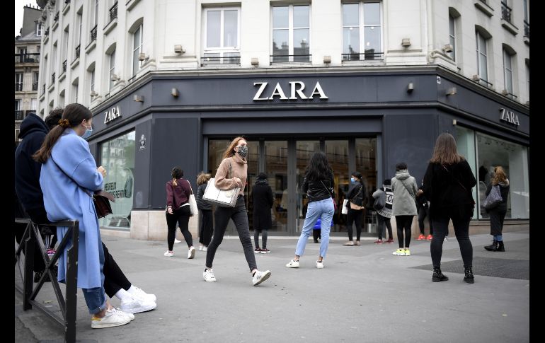 Clientes aguardan en el establecimiento de la cadena sobre los Campos Elíseos de París. EFE/EPA/J. De Rosa