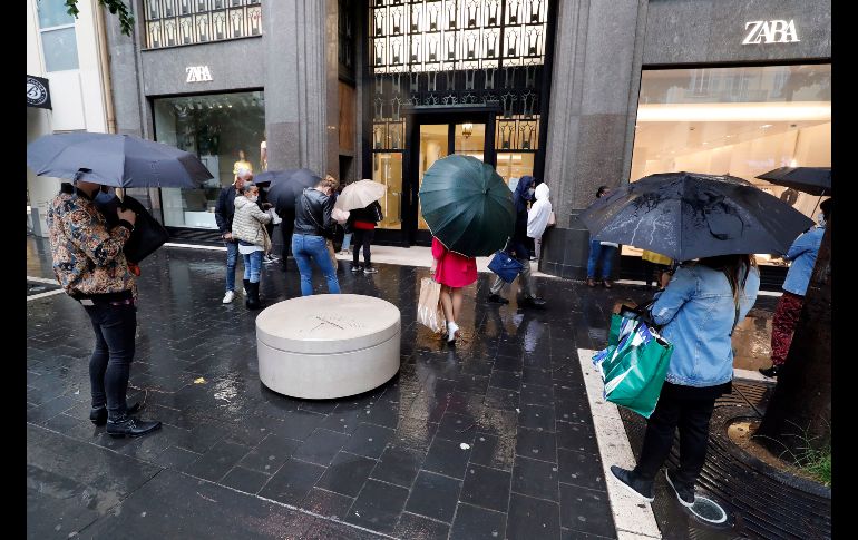 Bajo la lluvia esperan la apertura de una tienda en Niza, Francia. EFE/EPA/. Nogier