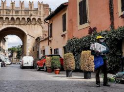 Bares, restaurantes o peluquerías deberían abrir a partir del 1 de junio, pero pretenden adelantar la fecha en la mayoría de las regiones al 18 de mayo. EFE/R. Antimiani