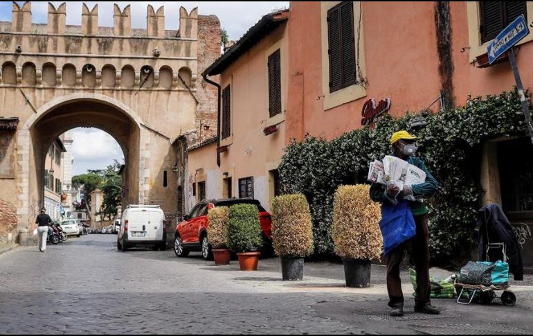 Bares, restaurantes o peluquerías deberían abrir a partir del 1 de junio, pero pretenden adelantar la fecha en la mayoría de las regiones al 18 de mayo. EFE/R. Antimiani