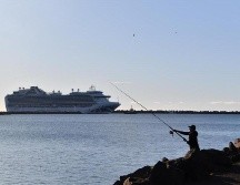 Solamente en torno a las aguas estadounidenses hay 104 cruceros con un total de 71 mil 900 tripulantes a bordo. EFE/D. Lewins