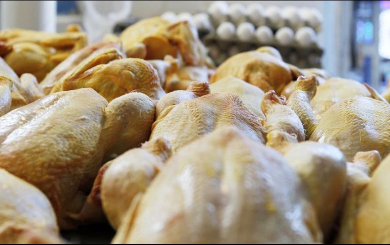 El precio del pollo subió desde mediados a los últimos días de abril, ya que se tuvo un rango de 30.9 a 79 pesos el kilo. EL INFORMADOR/ARCHIVO
