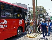 Los usuarios en la espera de la ruta T-09 siguen sin respetar la sana distancia. EL INFORMADOR / A. Camacho