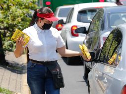 Una parte de los meseros están en los cruceros, y otra sigue en los restaurantes atendiendo el servicio a domicilio. EL INFORMADOR / G. Gallo