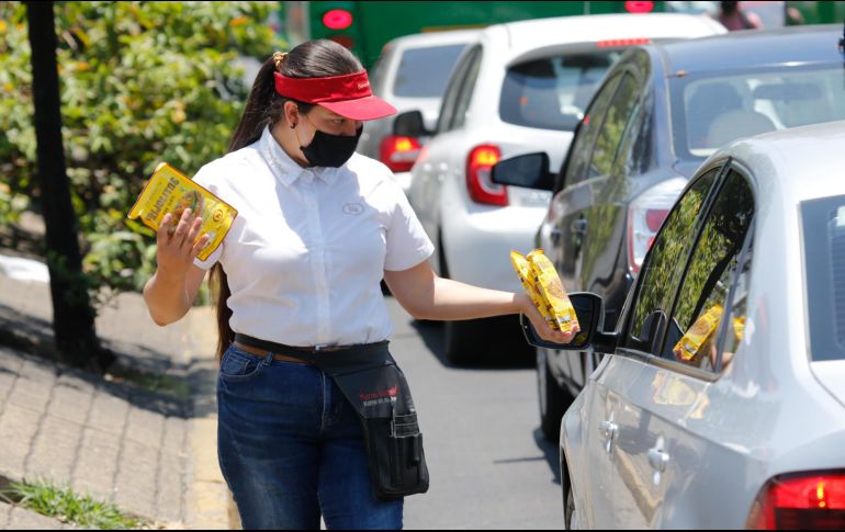 Una parte de los meseros están en los cruceros, y otra sigue en los restaurantes atendiendo el servicio a domicilio. EL INFORMADOR / G. Gallo