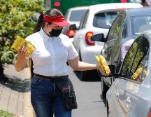 Una parte de los meseros están en los cruceros, y otra sigue en los restaurantes atendiendo el servicio a domicilio. EL INFORMADOR / G. Gallo