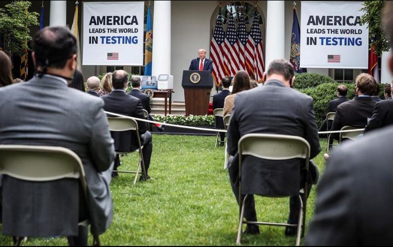En rueda de prensa, Trump subrayó los avances en la producción y distribución de pruebas de coronavirus en Estados Unidos. EFE/O. Contreras