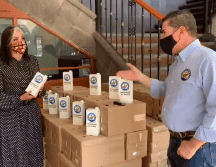 Esta mañana fueron entregados de manera simbólica los primeros mil litros a la presidenta municipal de Tlaquepaque, María Elena Limón. FACEBOOK / Unión Ganadera Regional de Jalisco