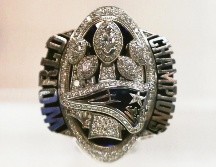 PRECIADO. La joya de los campeones del Super Bowl LI es de 5.1 quilates y 283 diamantes. AP