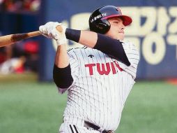 ENCENDIDO. El toletero mexicano, Roberto Ramos, luce en el beisbol coreano, donde se juega sin afición en las tribunas. ESPECIAL