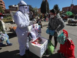 Comerciantes en una plaza de El Alto, Bolivia, país que recibió una financiación rápida por 327 millones de dólares. EFE/M. Allipaz