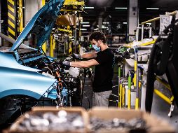 Prevén que si las plantas mexicanas no abren, las automotrices de la Unión Americana pedirán piezas en otros lugares. AFP/M. Bureau