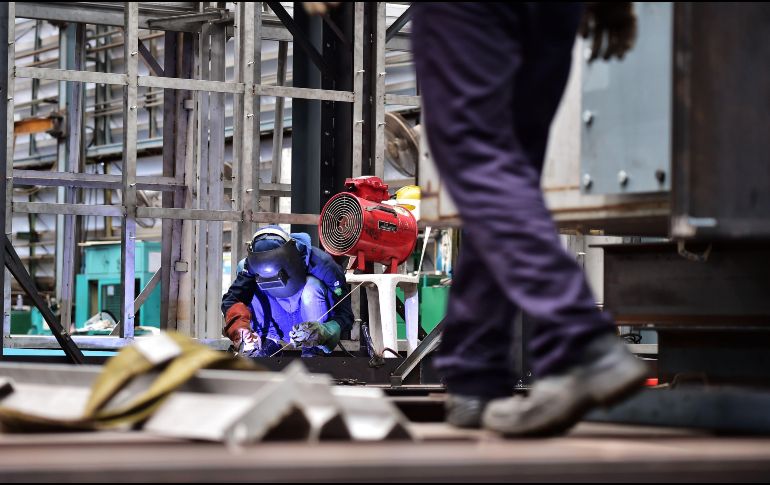 Las manufacturas son las más impactadas, acelerando su caída respecto a febrero al caer 4.8%. AFP / ARCHIVO