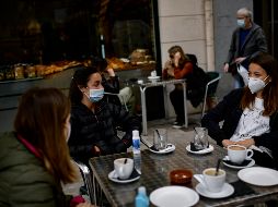 Desde ayer lunes, España aligeró el confinamiento permitiendo que la gente regrese a las calles. AP / A. Barrientos