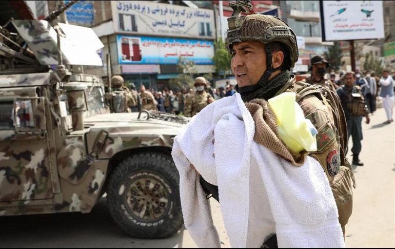 Un soldado afgano carga a un bebé rescatado tras el ataque al hospital, en Kabul. EFE/H. Amid