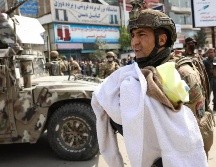 Un soldado afgano carga a un bebé rescatado tras el ataque al hospital, en Kabul. EFE/H. Amid