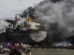 Vista del buque petrolero incendiado en el astillero Waruna, en la provincia de Sumatra del Norte, Indonesia. XINHUA/A. Damanik