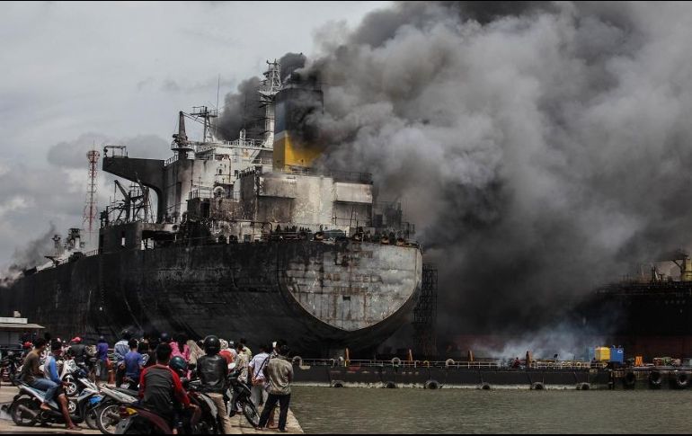 Vista del buque petrolero incendiado en el astillero Waruna, en la provincia de Sumatra del Norte, Indonesia. XINHUA/A. Damanik