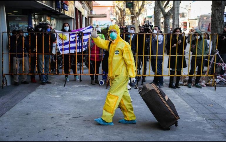 Uno de los tripulantes del crucero australiano Greg Mortimer llega a un hotel donde permanecerán en cuarentena en Montevideo. EFE/F. Anfitti