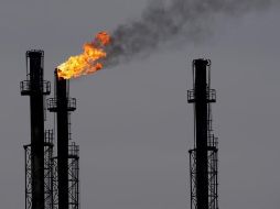 Chimeneas en la refinería de gas y petróleo de Brazi, 60 kilómetros al norte de Bucarest, Rumanía. EFE/R. Ghement