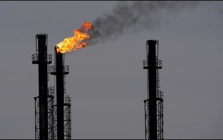 Chimeneas en la refinería de gas y petróleo de Brazi, 60 kilómetros al norte de Bucarest, Rumanía. EFE/R. Ghement