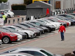 Un trabajador sale hoy de la fábrica de Tesla en Fremont, California. EFE/J. Mabanglo