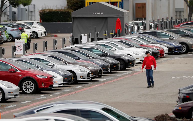 Un trabajador sale hoy de la fábrica de Tesla en Fremont, California. EFE/J. Mabanglo