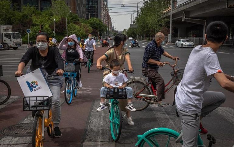 El uso de bicicleta es ampliamente difundido en China debido a los altos niveles de contaminación que se registran en la urbe. EFE/R. Pilipey