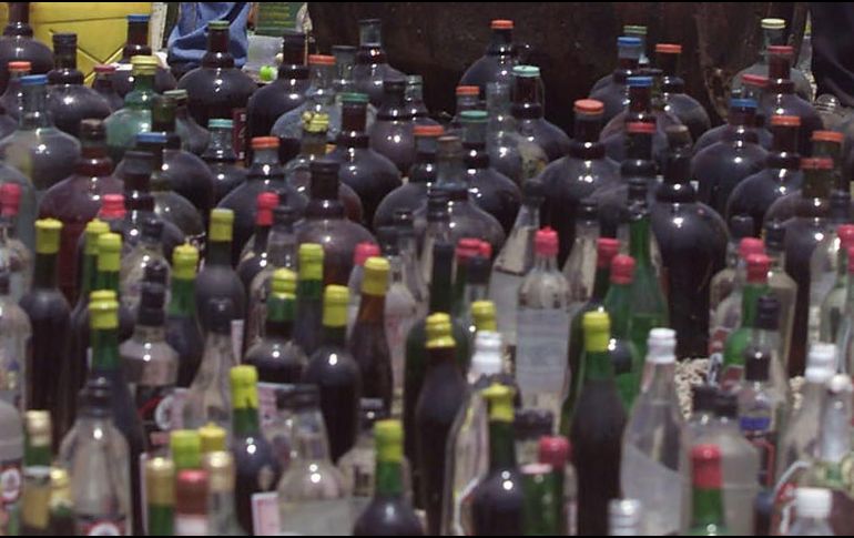 Hasta el momento se han registrado 42 muertes por la venta de alcohol adulterado en Puebla. AP / ARCHIVO