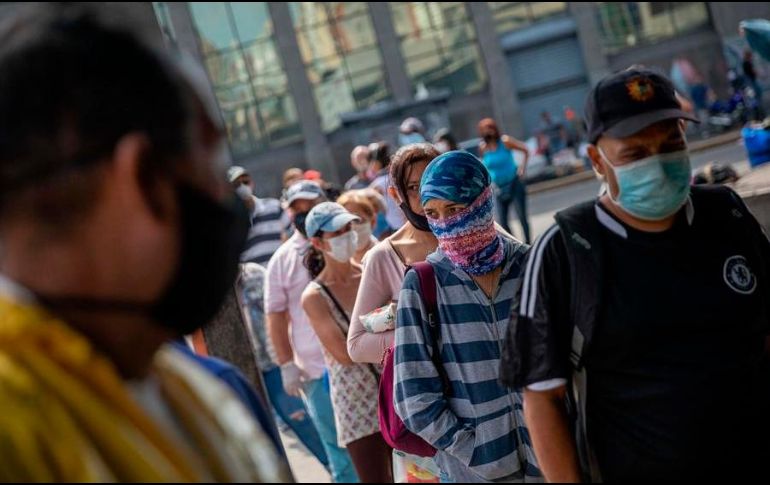 Personas hacen fila para entrar al Mercado de Quinta Crespo en Caracas. EFE/R. Peña