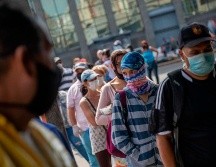 Personas hacen fila para entrar al Mercado de Quinta Crespo en Caracas. EFE/R. Peña