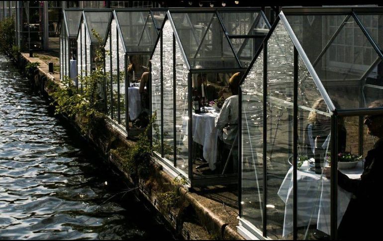 Las cajas están situadas justo a la orilla del canal Dijksgracht, por lo que ofrecen vistas panorámicas y espectaculares. INSTAGRAM/mediamatic_eten