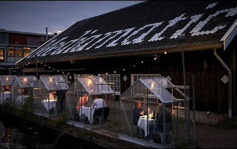 Las cajas están situadas justo a la orilla del canal Dijksgracht, por lo que ofrecen vistas panorámicas y espectaculares. INSTAGRAM/mediamatic_eten