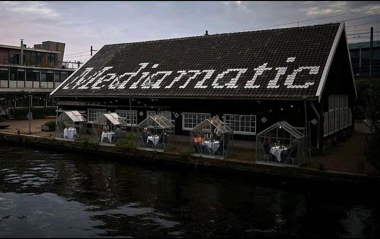 Las cajas están situadas justo a la orilla del canal Dijksgracht, por lo que ofrecen vistas panorámicas y espectaculares. INSTAGRAM/mediamatic_eten