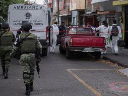 Agentes de la Guardia Nacional resguardan la zona de un enfrentamiento en Morelia, Michoacán. EFE/I. Villanueva