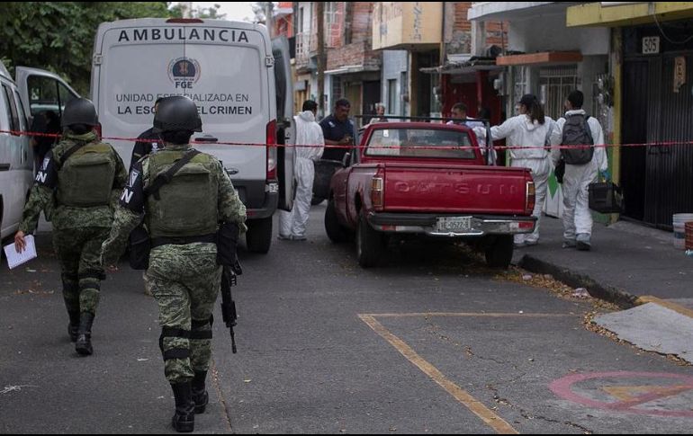 Agentes de la Guardia Nacional resguardan la zona de un enfrentamiento en Morelia, Michoacán. EFE/I. Villanueva