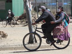 Una pareja aimara se moviliza en una bicicleta, este martes, en la ciudad de El Alto, Bolivia. EFE/M. Alipaz