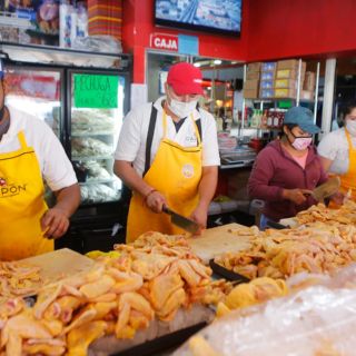 Sigue la escalada de costos en el pollo y chile serrano